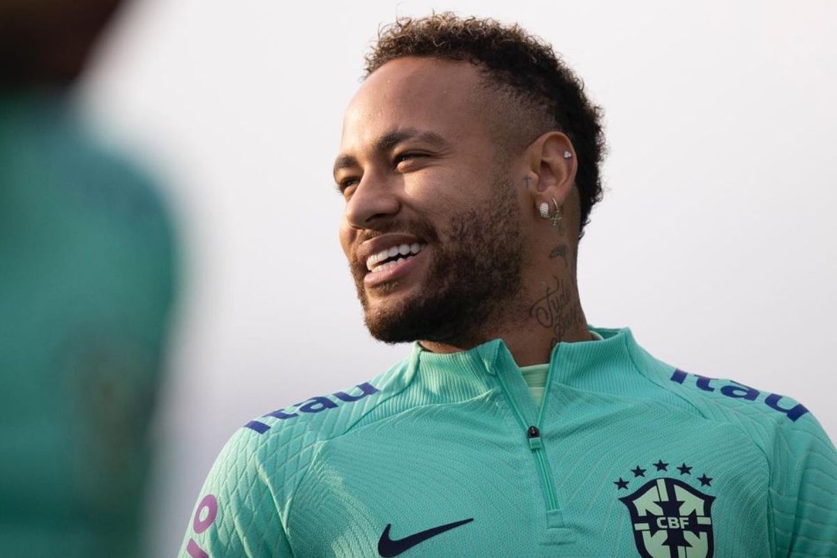Neymar sorrindo com a camisa da Seleção