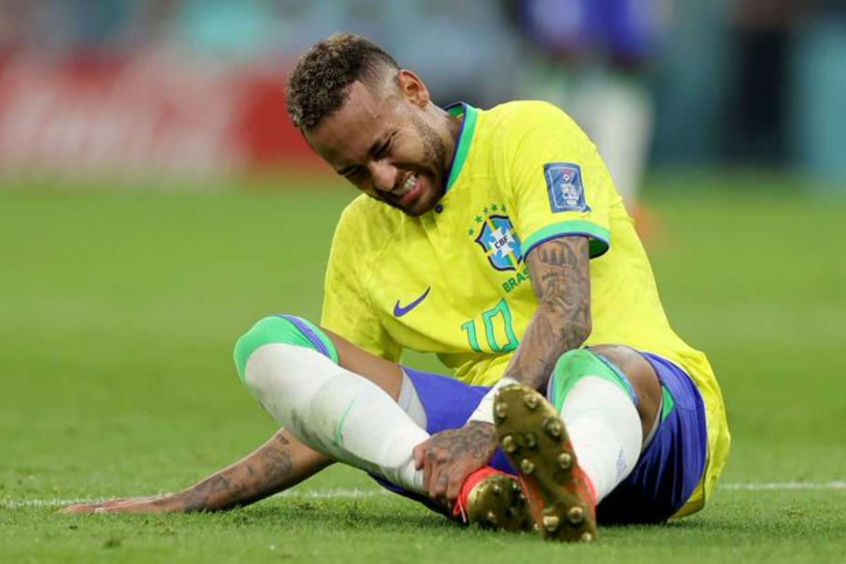 neymar com o tornozelo machucado