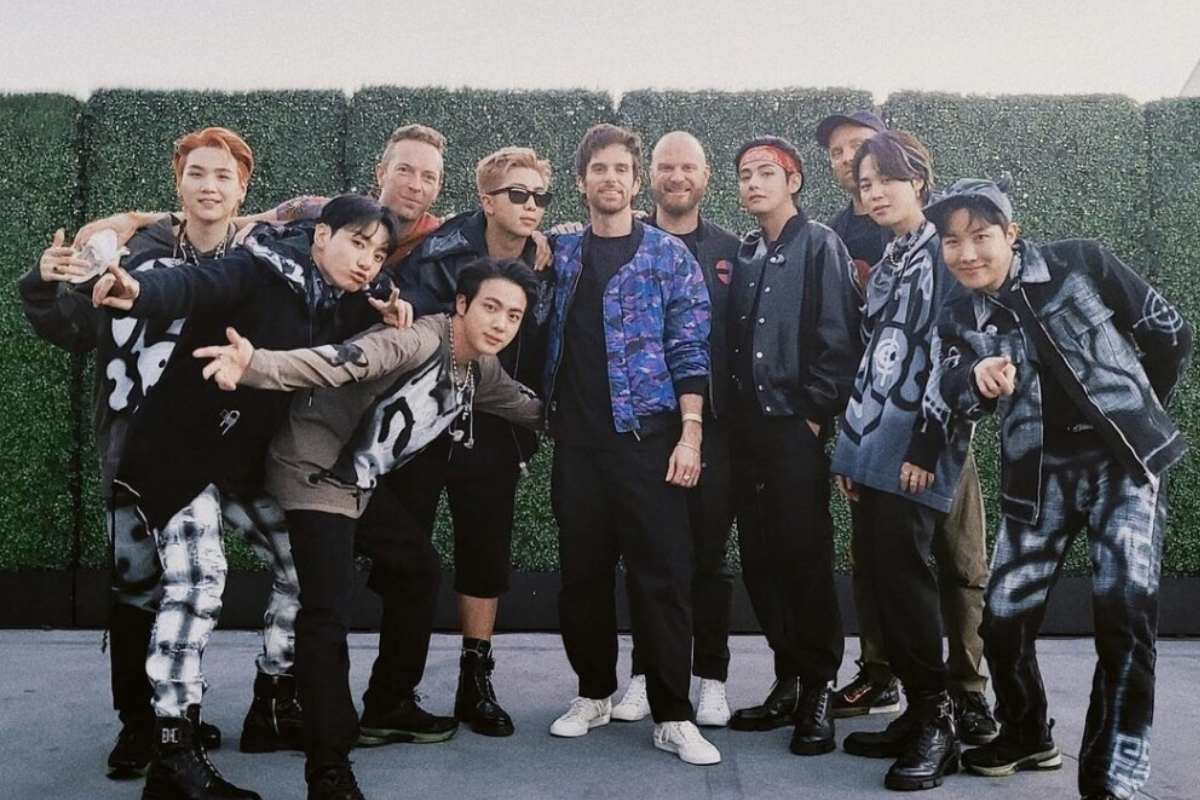 Integrantes do BTS e Coldplay posando para foto