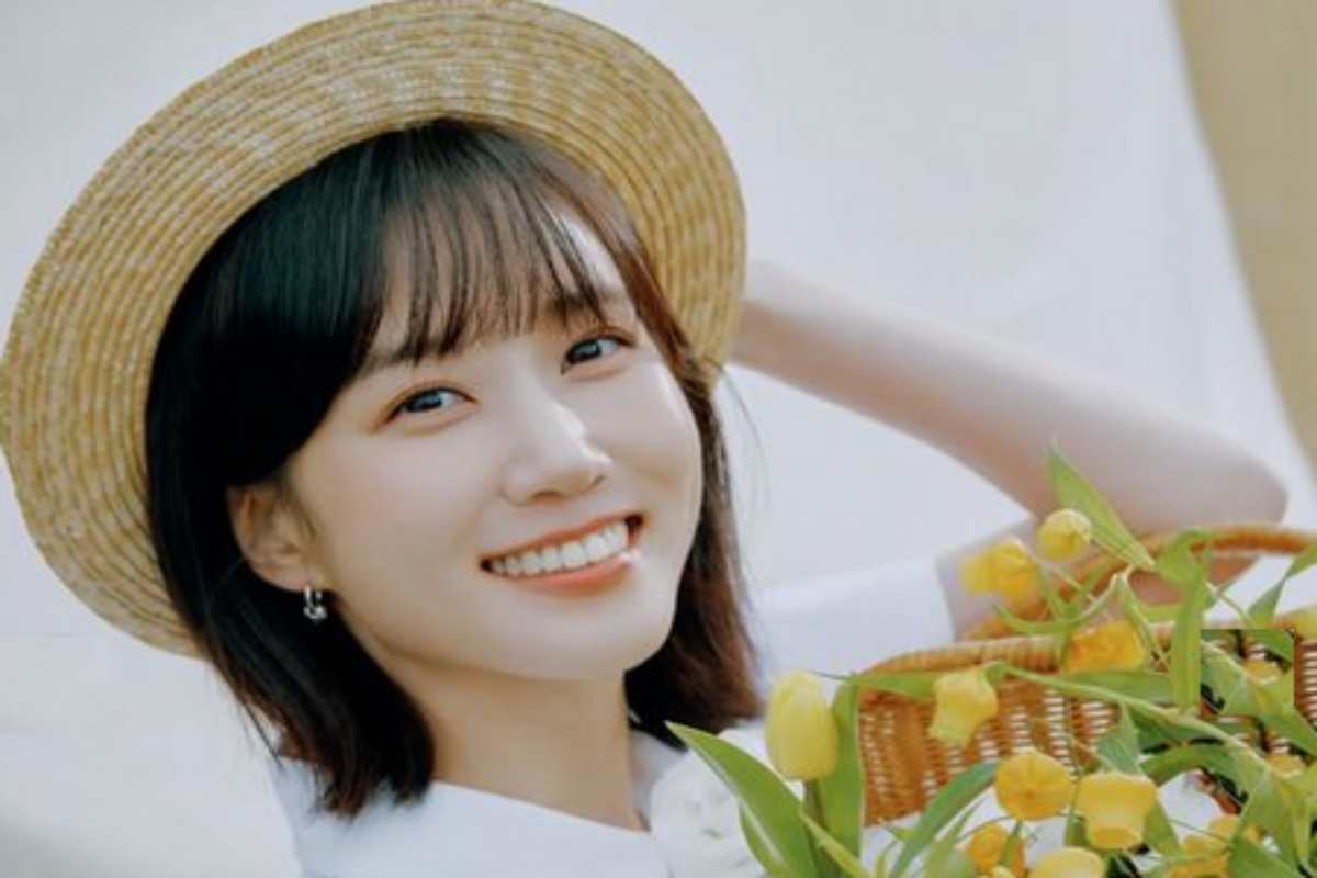 Park Eun-bin posando sorridente com chapéu