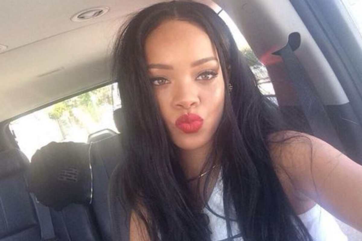 Rihanna faz selfie mandando beijo