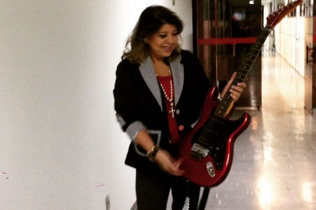 Roberta Miranda com guitarra