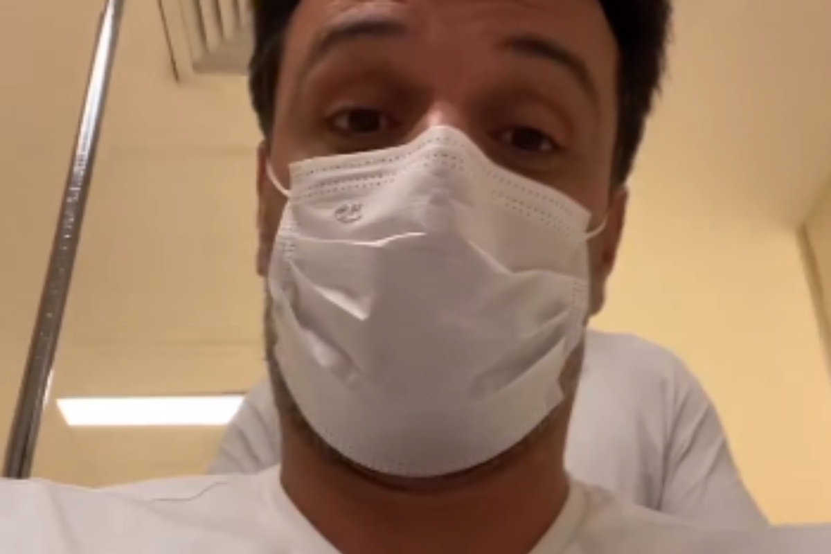rodrigo lombardi de máscara em cadeira de rodas no hospital