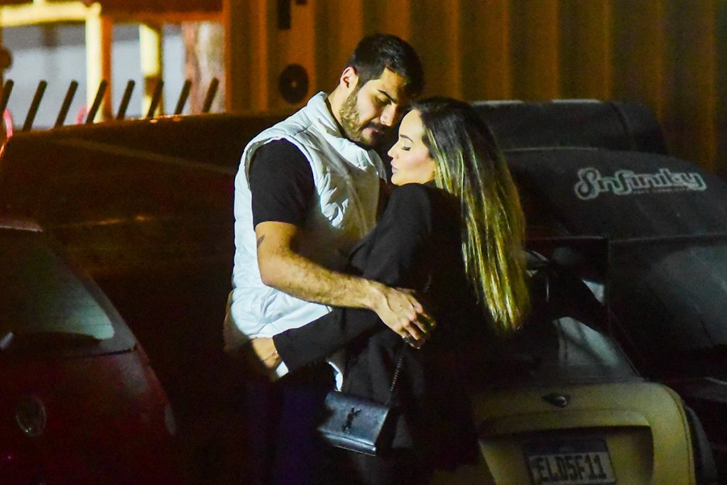 O casal não pareceu se importar com a presença dos fotógrafos