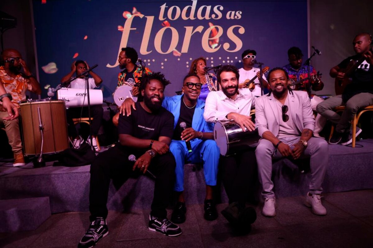 Douglas Silva, Mumuzinho, Humberto Carrão e Xande de Pilares, sentados no palco