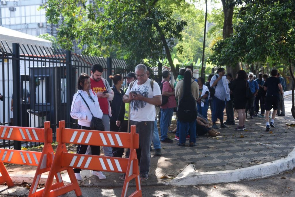 Público chega ao velório de Gal Costa