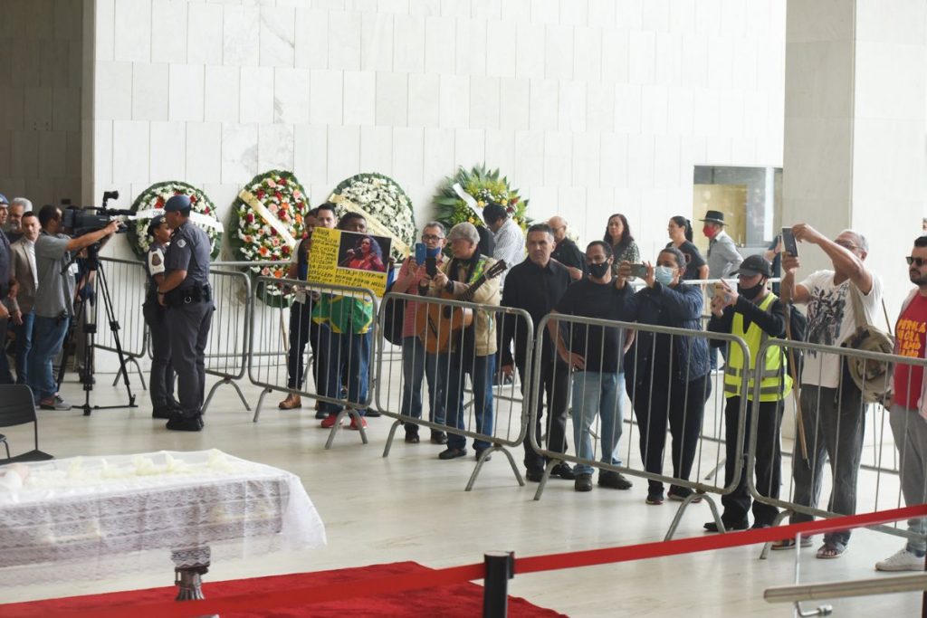 Fãs prestam última homenagem a Gal Costa