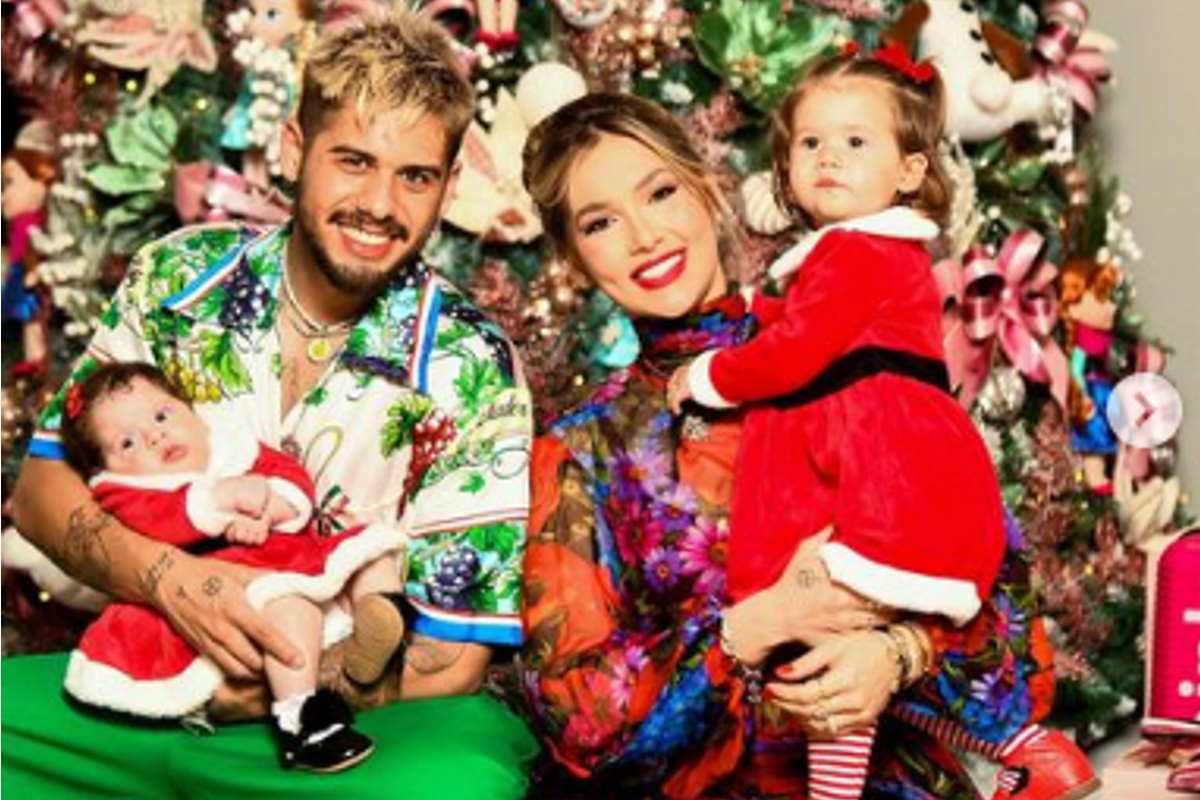 Ze Felipe e familia em frente a arvore de Natal