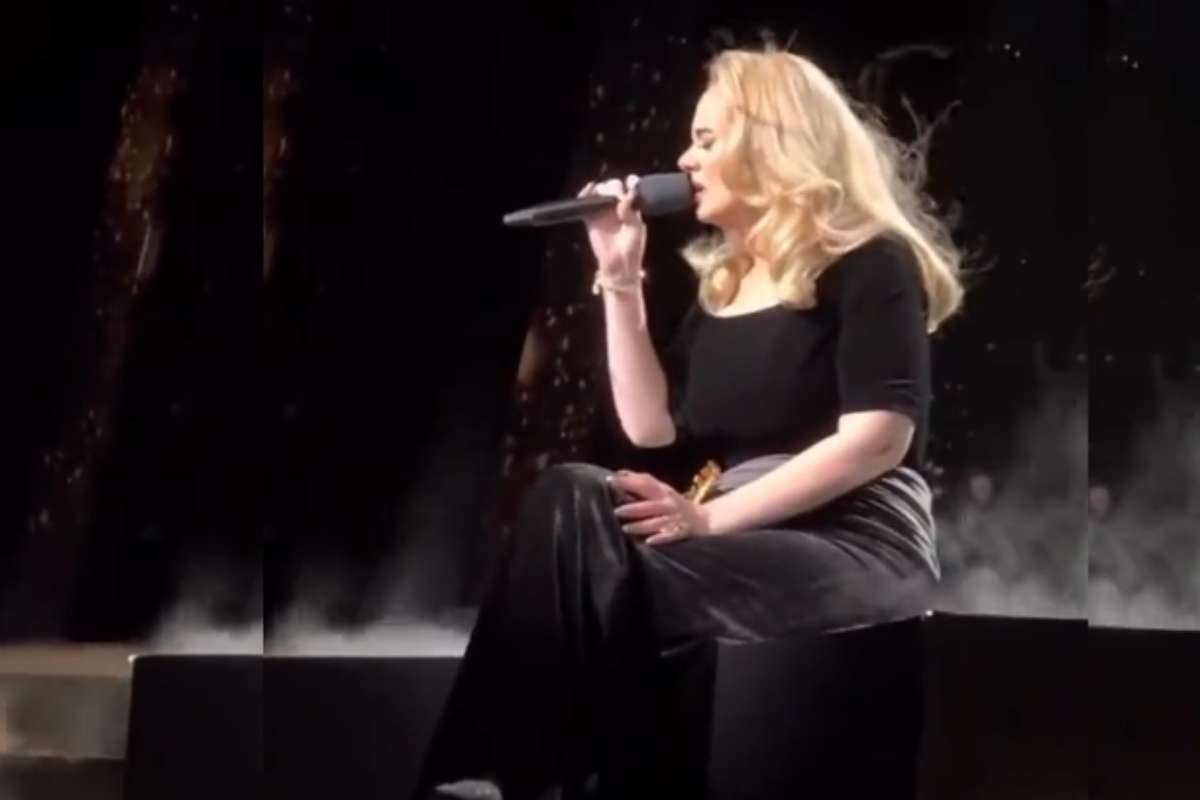 Adele cantando em show