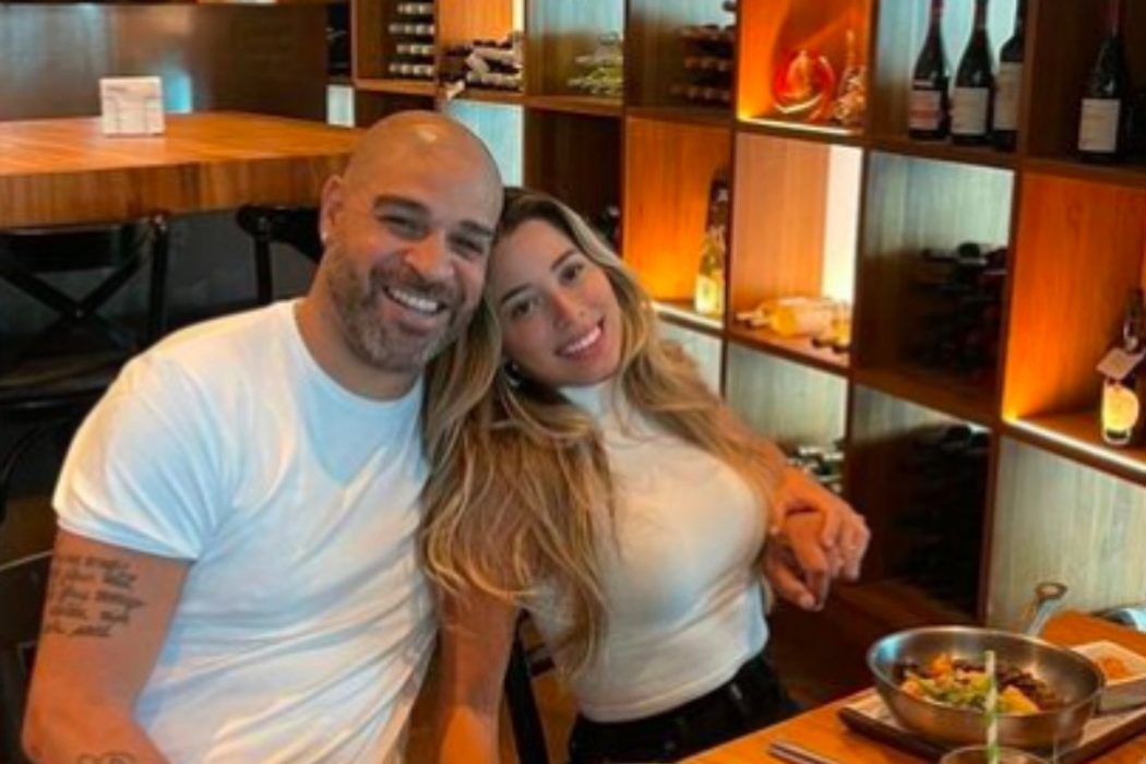 Após notícia de separação, Adriano Imperador aparece com esposa