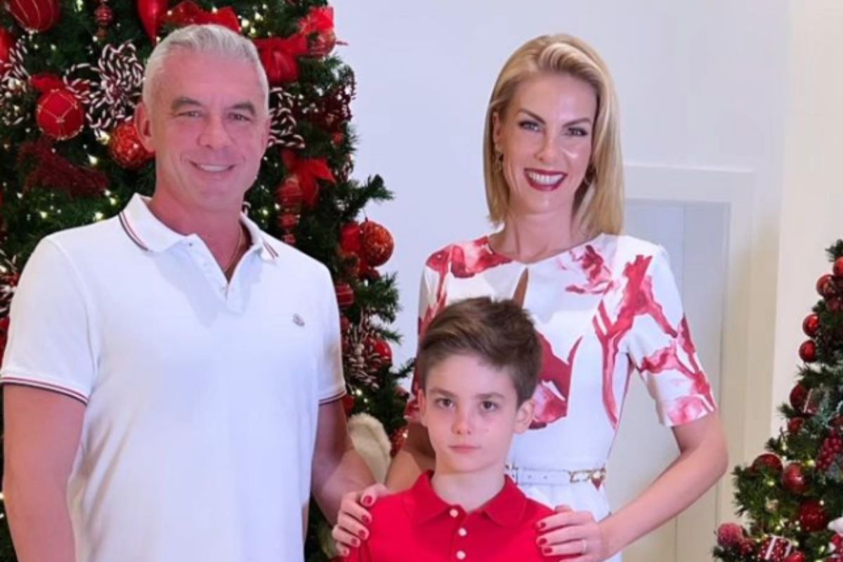 Ana Hickmann curte Natal em família e ganha pedido picante do marido