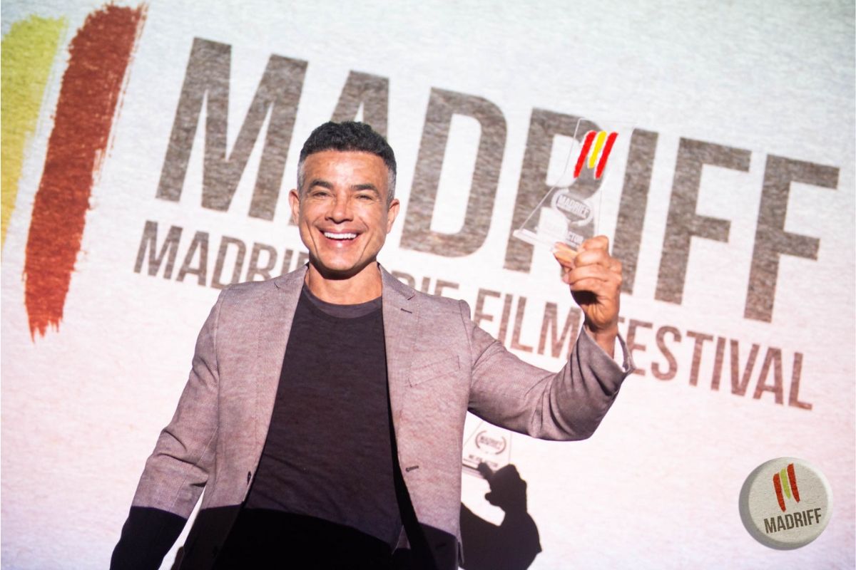 Anderson Di Rizzi comemora segurando troféu de Melhor Ator, recebido no Festival de Madriff
