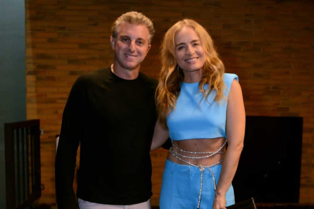 Angélica e Luciano Huck posaram para os fotógrafos