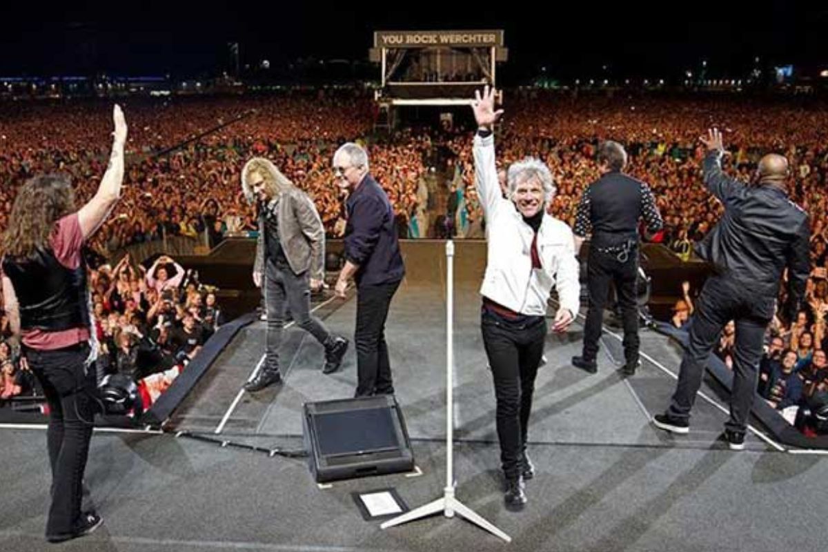 Bon Jovi faz agradecimento após apresentação, em palco de show
