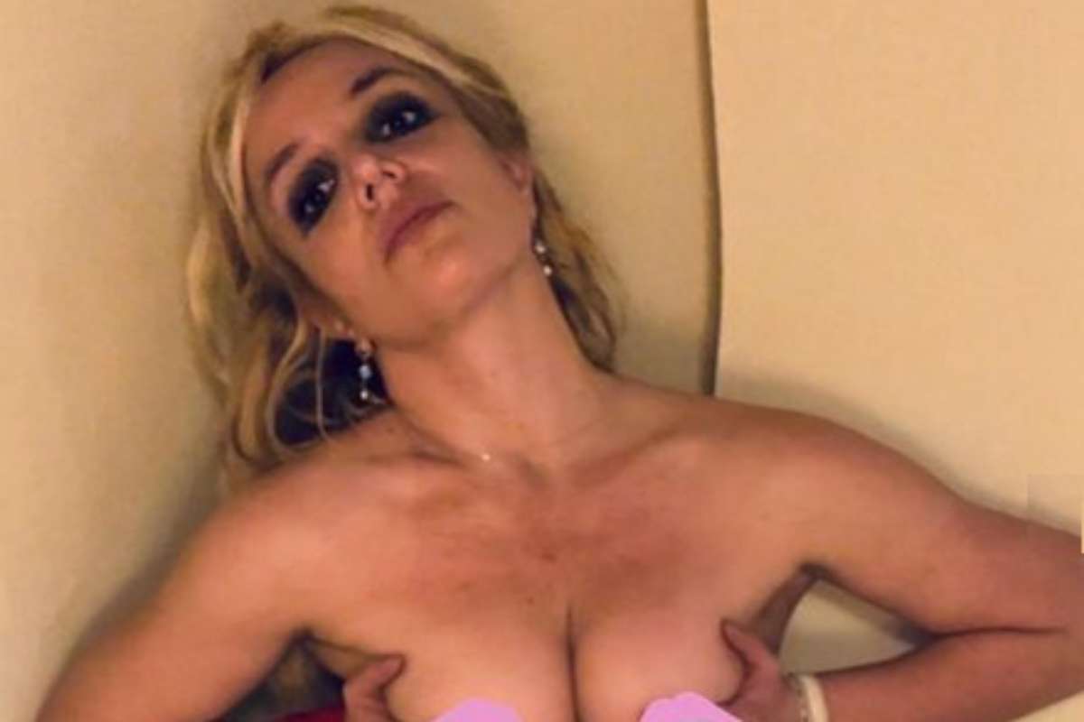 Britney Spears fazendo topless de novo