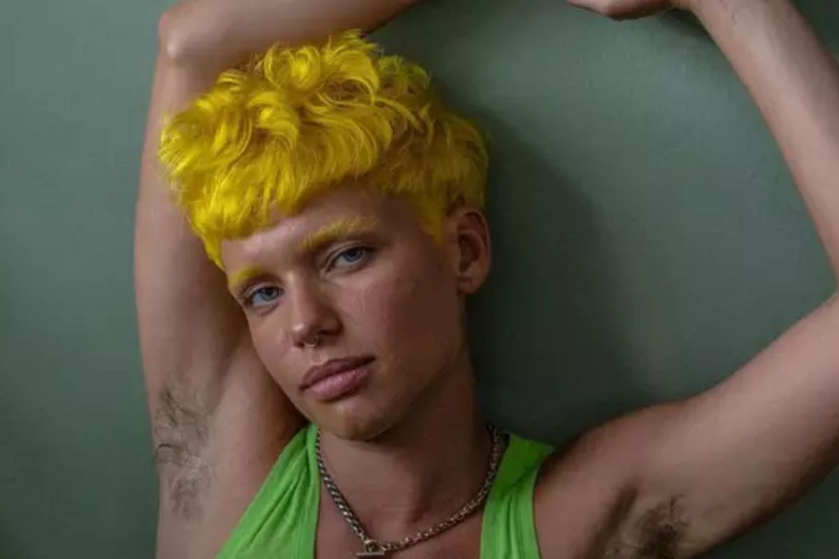 bruna linzmeyer com cabelo amarelo