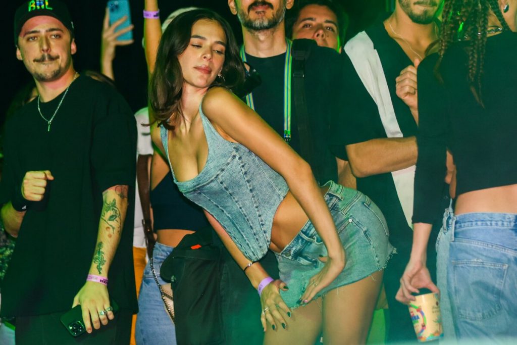 Bruna Marquezine de saia jeans cropped jeans, barrida e fora