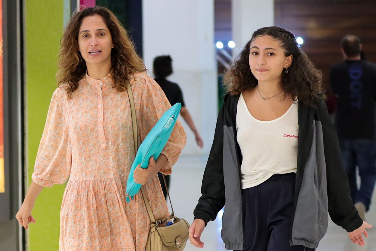 Camila Pitanga com a filha Antônia em shopping