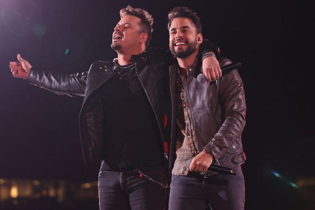 Clayton e Romário lançam a inédita 'Que Faculdade Cê Faz?'