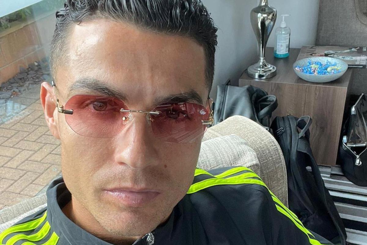 cristiano ronaldo com óculos de lente vermelha em selfie