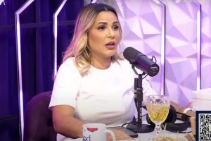 Deolane Bezerra em podcast