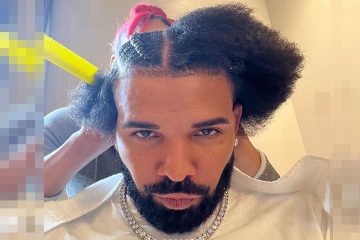 Drake fazendo trancinhas no cabelo