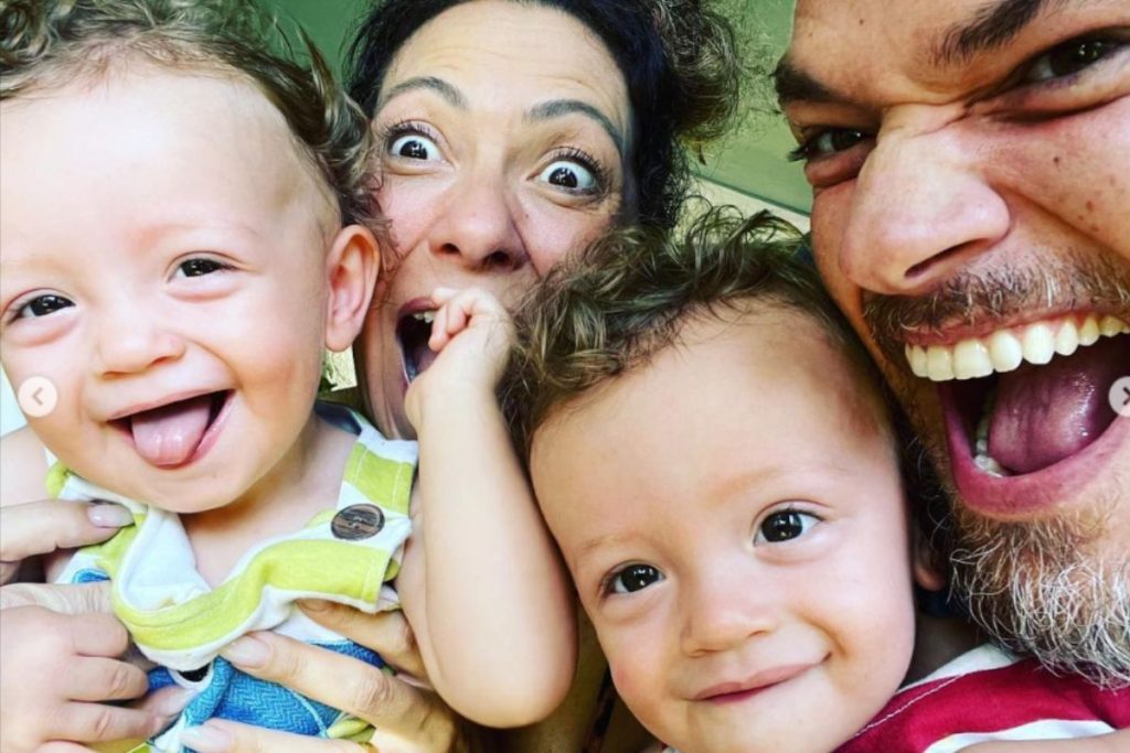 Fabiula Nascimento e Emilio Dantas com os filhos gêmeos, rindo