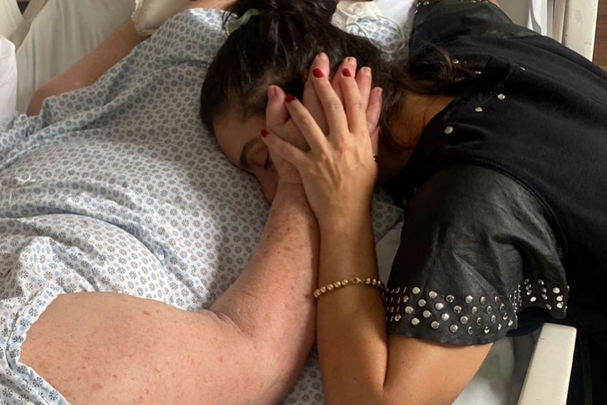 Franciely Freduzeski abraçada com a mãe em hospital