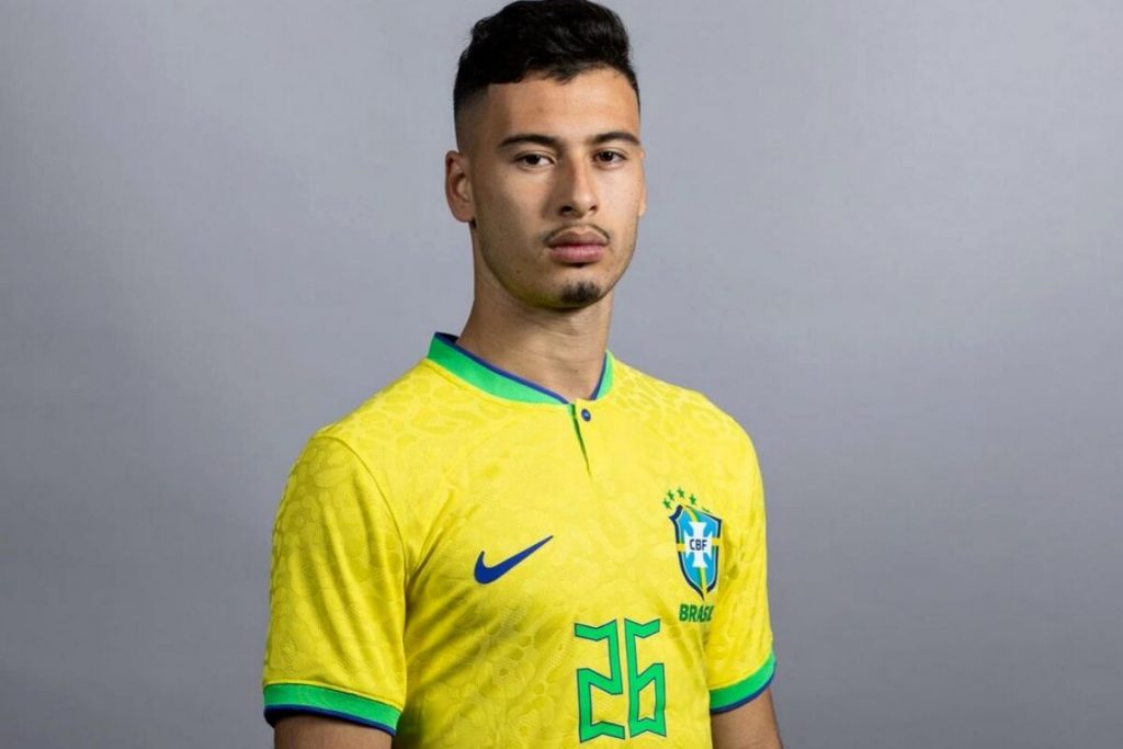 Gabriel Martinelli com a camisa da seleção brasileira
