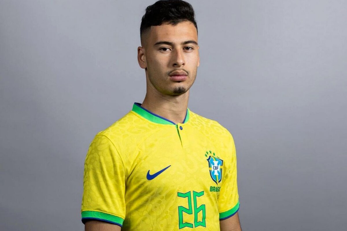 Gabriel Martinelli com a camisa da seleção brasileira