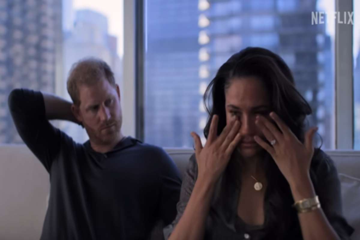 Harry observa Meghan chorando em clipe da Netflix
