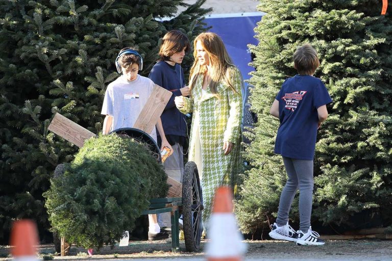 Jennifer Lopez compra árvore de Natal com a família