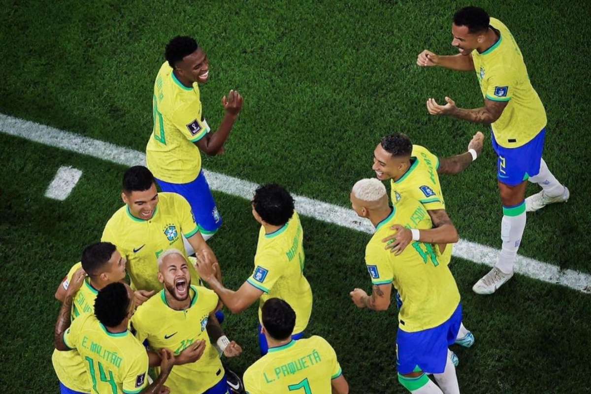 jogadores da seleção brasileira comemorando gol em jogo contra coréia do sul na copa do mundo 2022
