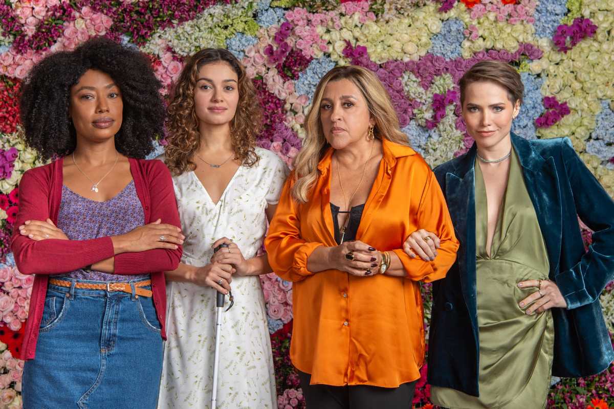Judite (Mariana Nunes), Maíra (Sophie Charlote), Zoé (Regina Casé) e Vanessa (Leticia Colin) em Todas as Flores