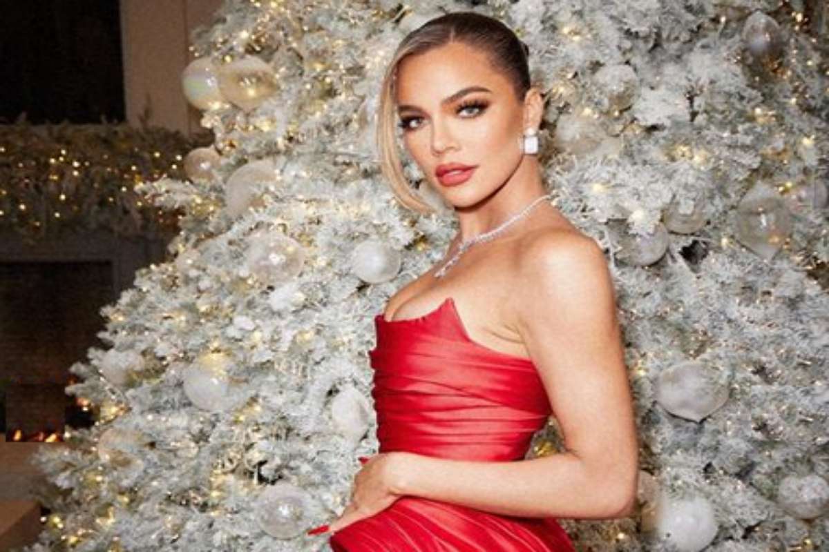 Khloe Kardashian na festa de natal de 2022