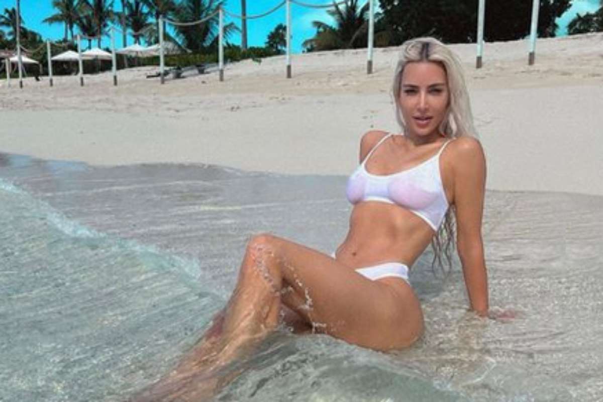 Kim Kardashian na praia de lingerie branca