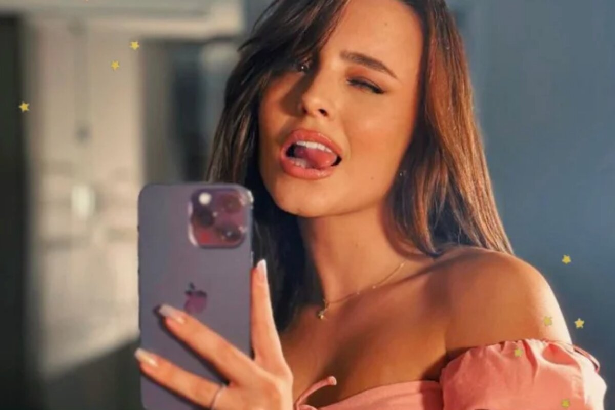 Larissa Manoela fazendo selfie, dando língua