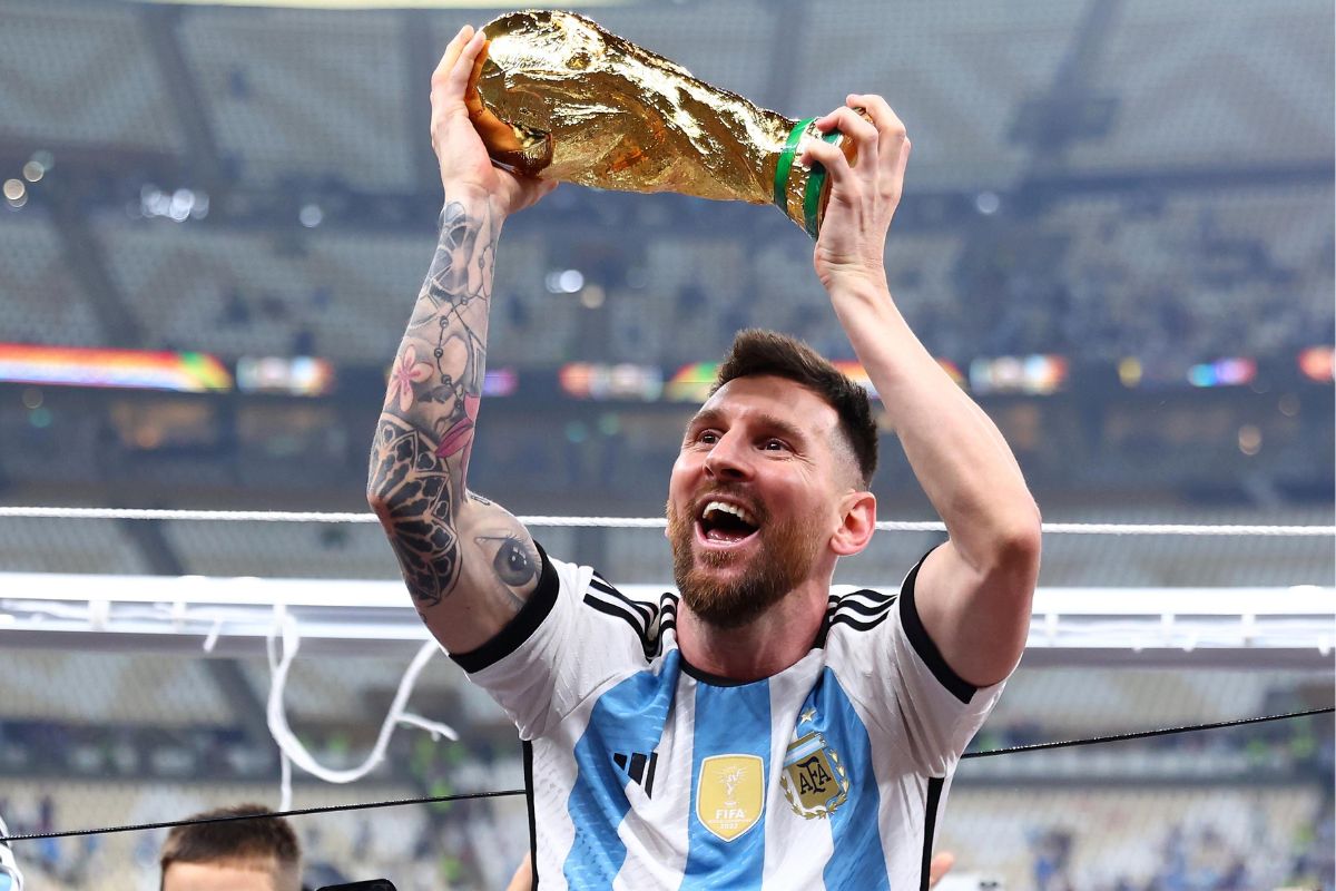 Lionel Messi com a taça da Copa do Mundo