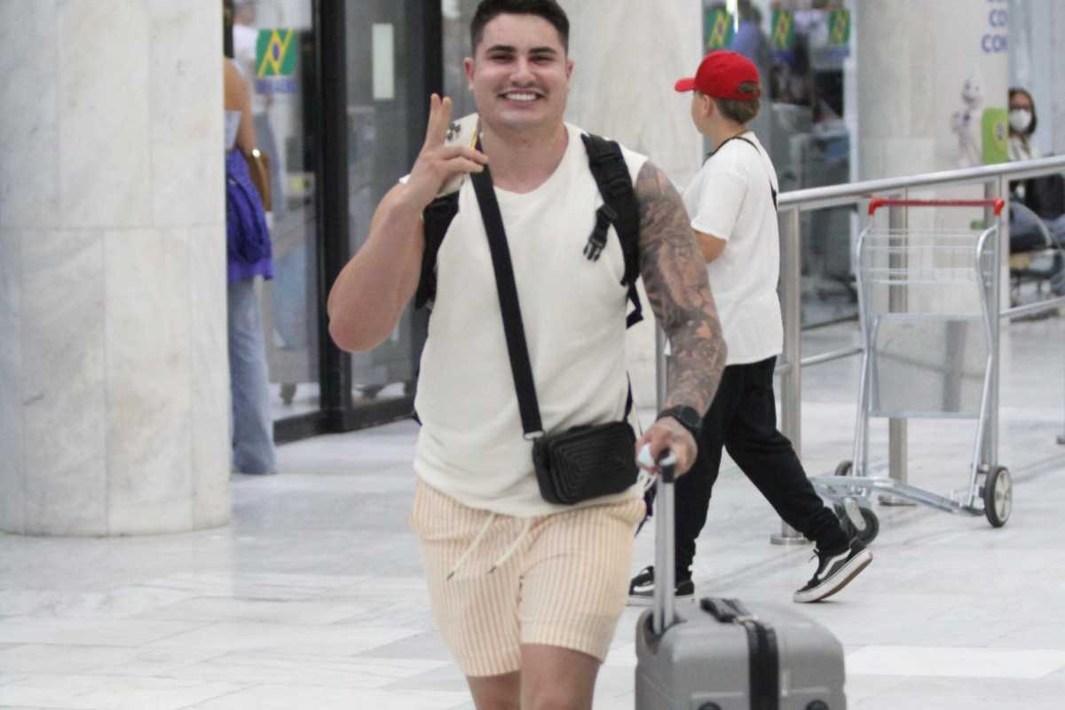 Lucas Souza desembarcando no aeroporto