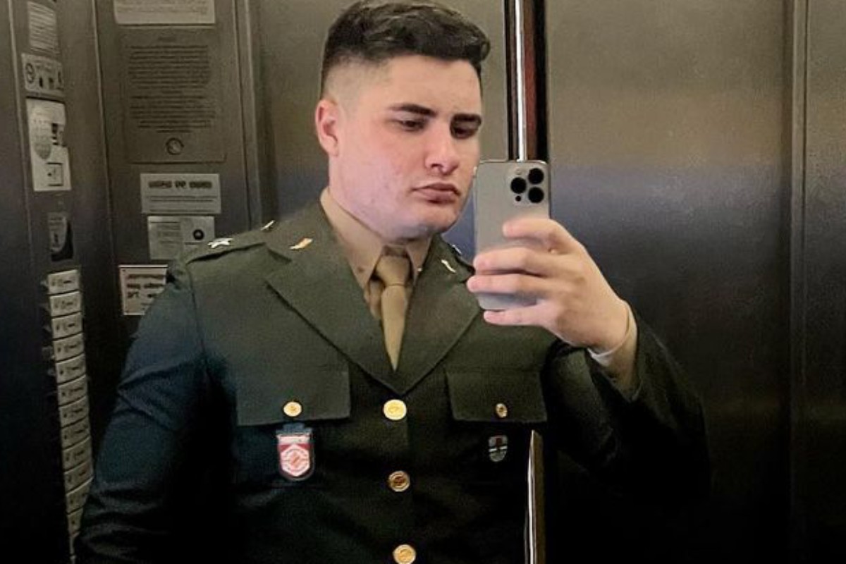 lucas souza tirando selfie no elevador com farda militar
