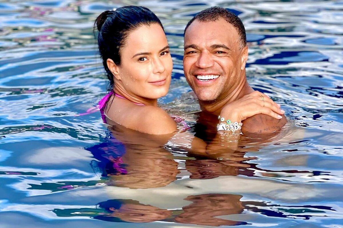 Luciele Camargo e o marido, Denilson, abraçados na piscina