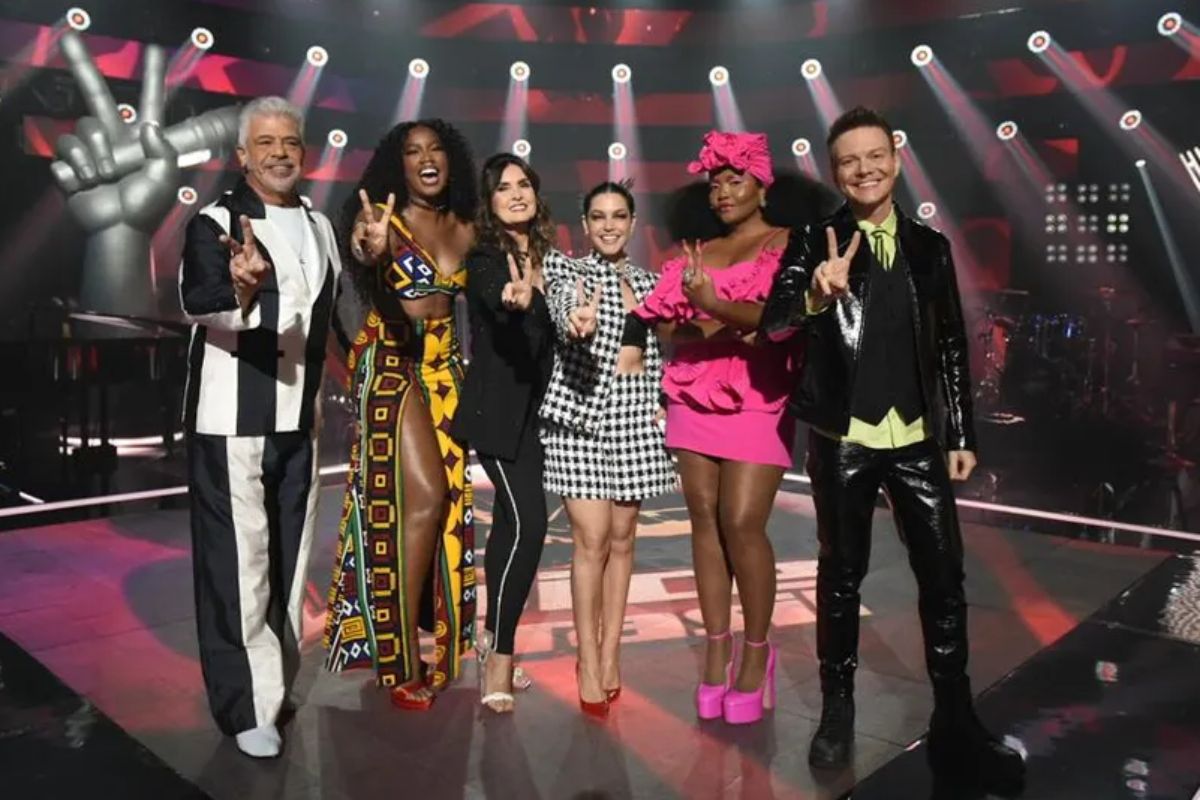 Fátima Bernardes, Thaís Fersoza com os técnicos Lulu Santos, IZA, Gaby Amarantos e Michel Teló na semifinal do The Voice Brasil
