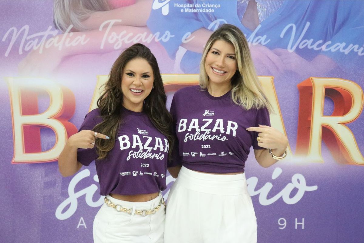 Natália Toscano e Paula Vaccari, comemorando sucesso de bazar solidário