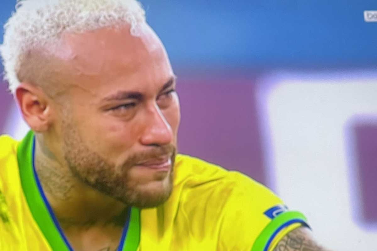 Neymar chora após derrota do Brasil