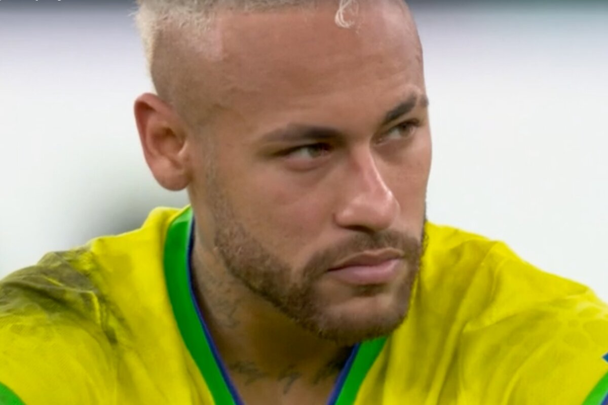 Neymar sentado no campo, desolado diante da derrota