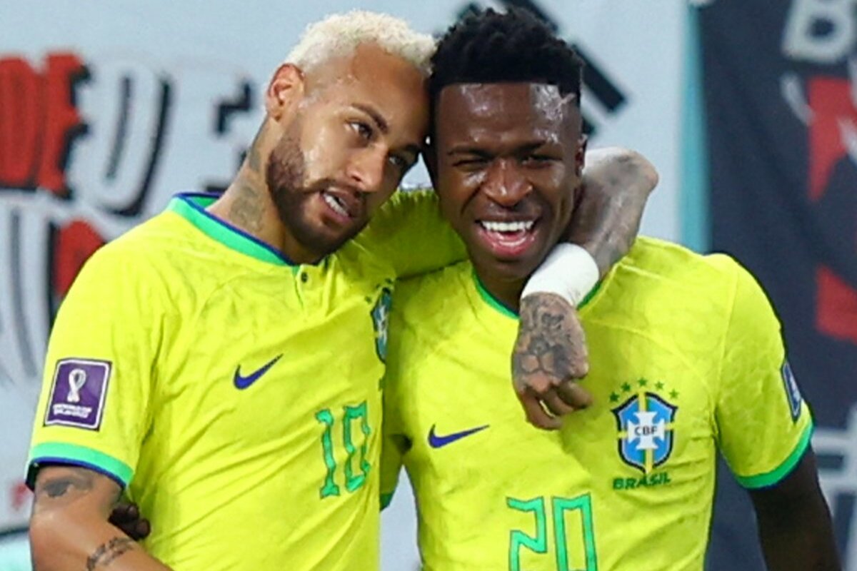 Neymar e Vini Jr em campo, abraçados, após gol
