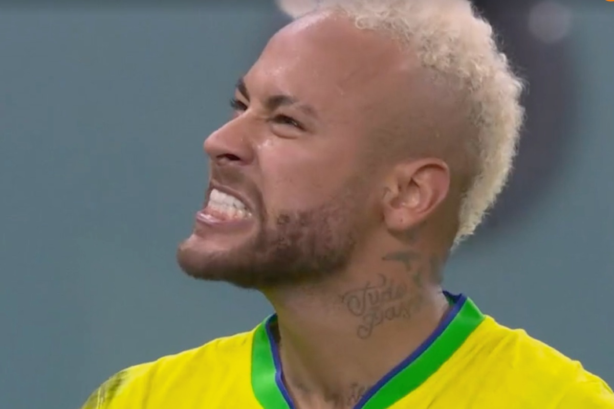 neymar rangendo dentes em jogo do brasil contra a croacia na copa do mudo 2022