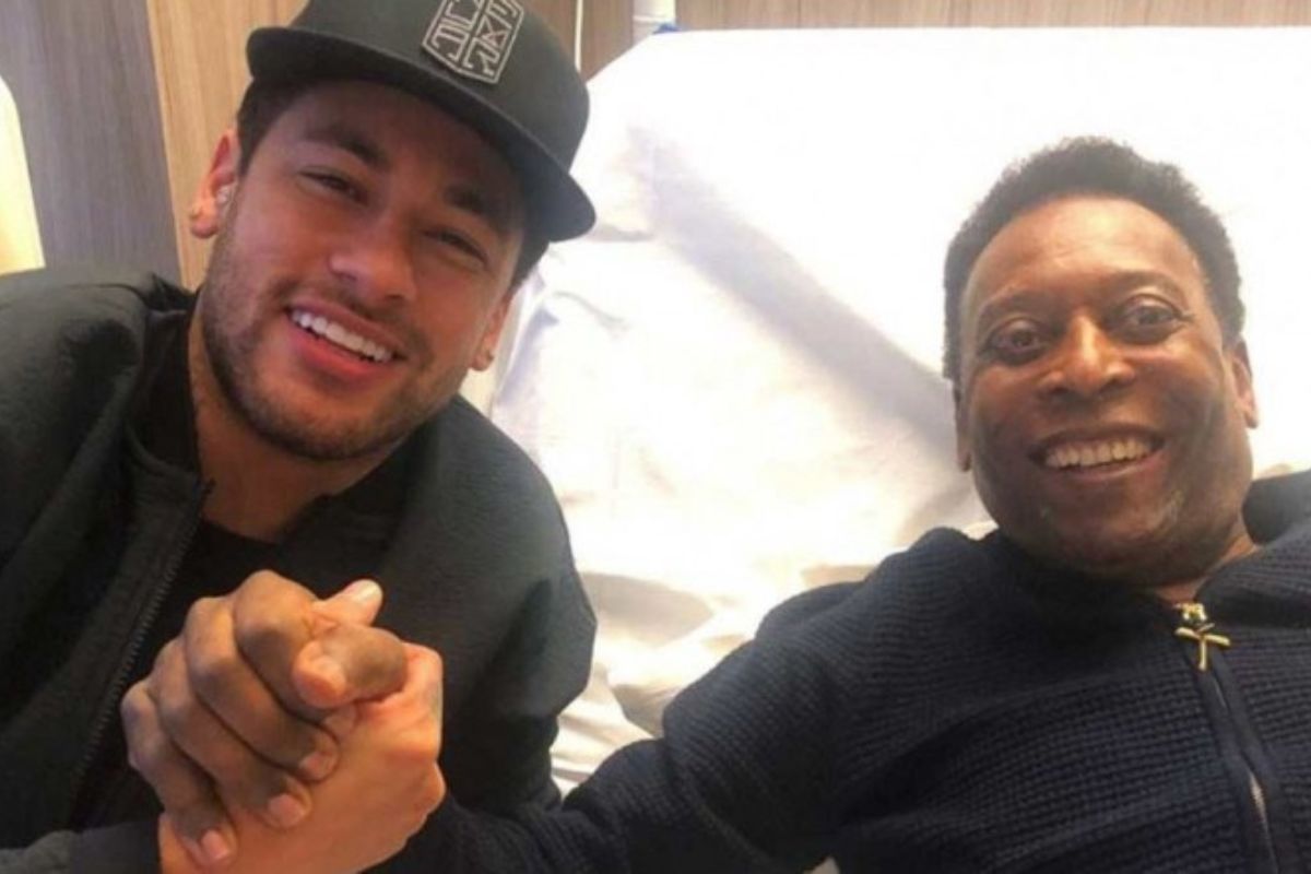 Neymar e Pelé de mãos dadas e sorrindo