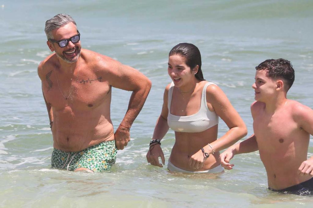 Otaviano Costa curtindo praia com a filha Olívia