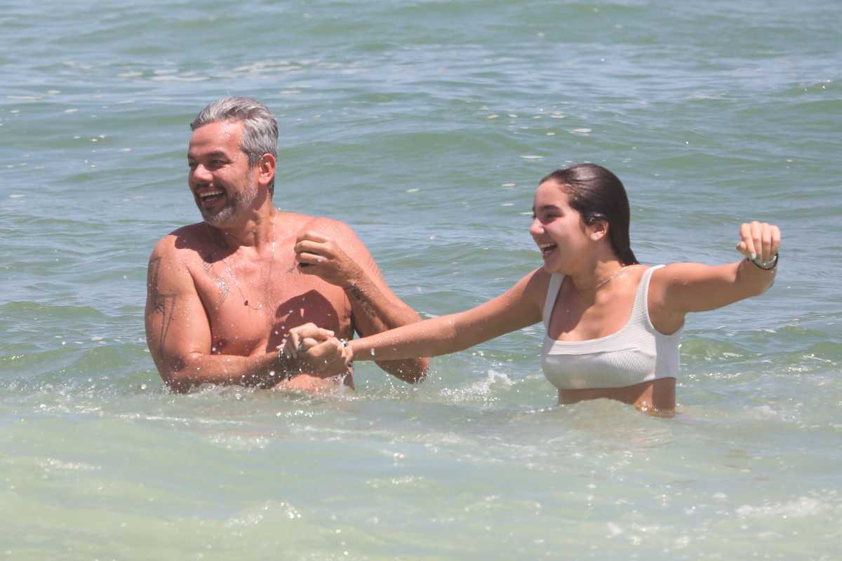 Otaviano Costa curtindo praia com a filha Olívia
